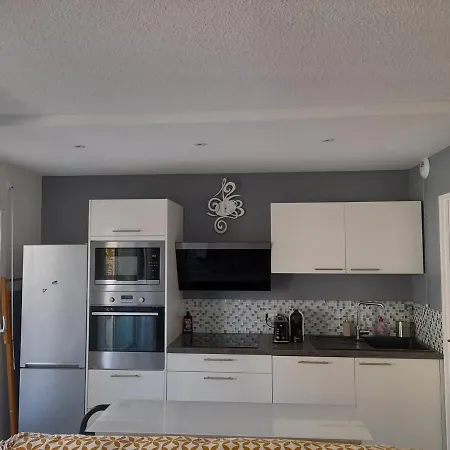 Centre - T2 Avec Parking Prive - Menage Inclus - Fr-1-319-463 Lägenhet *